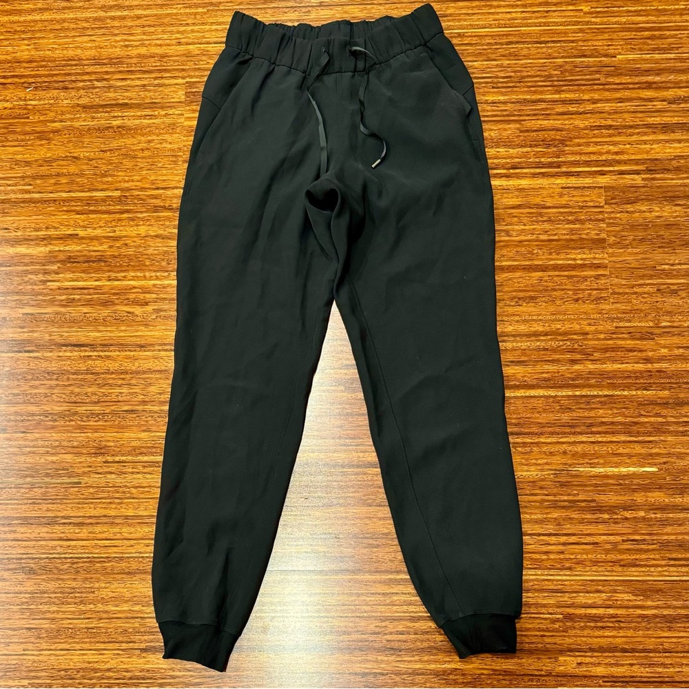 Lululemon on the fly joggers black size 2 EUC